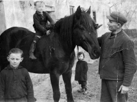 Gerhold Kostelník vlevo, s otcem Ludvíkem a bratrem Vilibaldem. Hať, druhá polovina 40. let