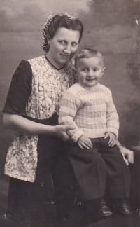 Yurii Storozhynskyi with his mother, photographic studio in Brody, 1943