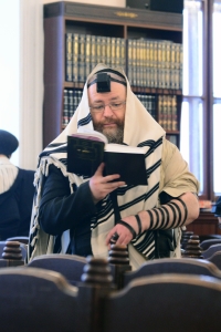 Zvi-Hirsch Blinder during the morning prayer. Odesa, the Chabad Synagogue, 2018