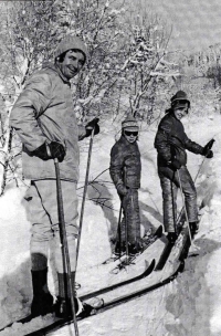 Jan Malypetr s dětmi na běžkách, Antonínov, 1977