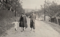 Na procházce s dědečkem a babičkou, Hrubá Skála, 1940