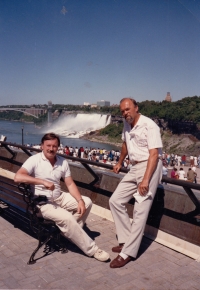 Petr Langr (vpravo) se svým bratrancem Adolfem Tomanem v Torontu, jaro 1989