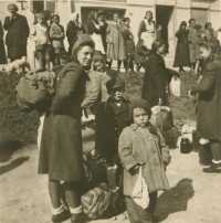 Maminka Františka společně s kluky při evakuaci ze Slovenska v říjnu 1944, v Gelnici před nástupem na vojenské náklaďáky.