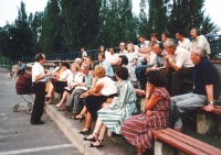 Ustavující shromáždění Ukrajinského helsinského svazu, pobočka Kyjev, 1988. Olha Heiko sedí v první řadě s kočárkem.