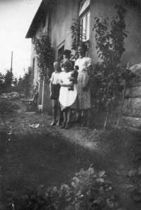 Rodinná fotografie před domem ve Mšeně nad Nisou. Zleva Rudolf Hable, jeho bratr, Hilda Hable a Barbora Hable, okolo roku 1938