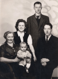 Rodinná fotografie. Zleva sedící: Barbora Hable (matka), Rudolf Hable, Hilda Hable (sestra), Johann Hable (otec). Stojící: bratr Rudolfa Hableho, okolo roku 1949