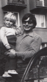 Miroslav Jeník with his son in the first half of the 1970s. He has dark glasses on his eyes, which he had to wear after suffering injuries during the explosion of a Russian tank in Desná
