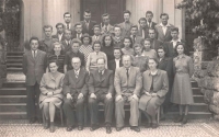 Septima gymnázia v Litomyšli, školní rok 1948/1949; Božena Skálová první řada stojících studentů, druhá zprava; Eva Freyová tamtéž, třetí zleva