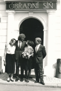 Svatební fotografie Petra a Venduly Císařovských se svědky Václavem Havlem a Edou Kriseovou, Praha-Vršovice, 4. srpna 1988