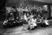 Vilibald Plaček druhá řada druhý zleva na lesní brigádě v Jeseníkách, Vrbno pod Pradědem 1953