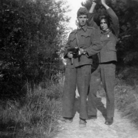 Vilibald Plaček vpravo, kolega voják Vojtěch Harnušek se samopalem vzor 52, základní vojenská služba, Praha 1957