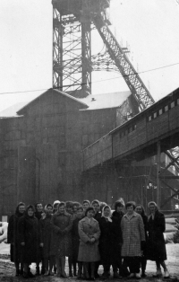 Skupinová fotografie jednoho z pracovních kolektivů Dolu Vítězný únor, Ostrava 1962