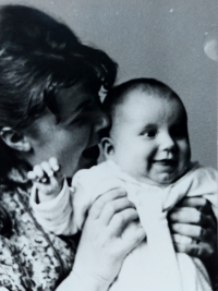 Liana Yelchaninova with her mother, 1969