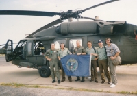 Česká delegace HÚ CO ČR (Hl. úřad Civilní ochrany) s posádkou vrtulníku UH-60 Black Hawk Texaské Národní gardy. Rok 1998 Austin, Texas