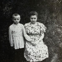 Eduard Shepelskyi and his sister Rehina, 1954