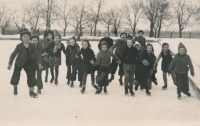 Kluziště za sokolovnou v davu dětí Věra i Milan Netušilovi, Heřmanův Městec, 1943