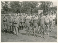 Bratr Milan Netušil v první řadě třetí zprava na Majálesu, Heřmanův Městec, 1951