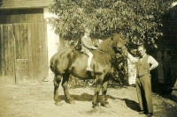 Blahomír, otec pamětníka s Antonínem, dědou pamětníka, na statku v Dřínově, asi v roce 1930