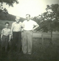 Blahomír s dědou Antonínem a otcem Blahomírem, Prosečné, asi 1960