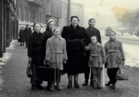 The family's trip to see the father in Pankrác Prison; Antonie is left of her mother