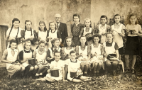 Students of the Petrovice primary school, the witness is far right, 1944