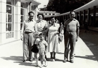 S rodiči vlevo a jejich přáteli, Lázně Luhačovice asi 1948