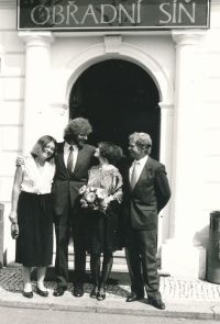 Svatební fotografie Petra a Venduly Císařovských se svědky Václavem Havlem a Edou Kriseovou, Praha-Vršovice, 4. srpna 1988