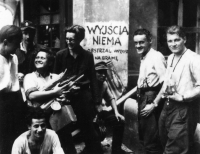 Skupina povstalců z praporu "Zośka". 
