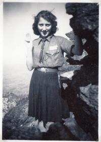 Věra Kocurková - Košíková ve skautském kroji, 1948