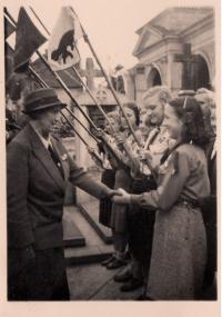 Družina Lasic při návštěvě Lady Baden-Powellové u hrobu A.B. Svojsíka, foto Věra Kocurková, 1946 