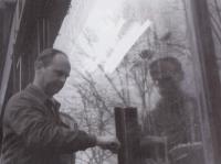 Jan Vývoda cleaning windows in the Wenceslaw square