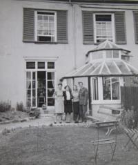 Brother-in-law Václav Ruprecht (RAF) with an English family