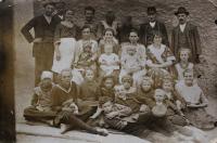 The residents of upper Čabárna in 1922 including Jiřina Šnoblová (middle front kid held by her mother)