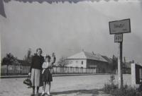 Helga Smékalová (Deutschová) with her mother in Tovacov