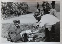 bringing food to defenders of barricade at Horoměřická street