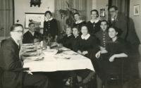 4 - Poslední rodinná fotografie Petřkových, červen 1942. Zleva: Miroslav, Josef, za ním stojící Květa, u stolu Marie, Marie ml.(Maruna), Milada, Emil, Jiřina, zprava nad nimi: Jaroslav, Věra, Zdena 