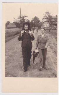 Witness with parents on the road from jarmark