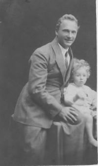 sculptor Jaroslav Hruška with his son 1923