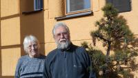 Mr. and Mrs. Schmíd in front of their house