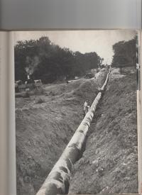 Stavba ropovodu Družba z knihy Slunce nad planinou - fotografia L. Šidelského