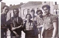 Kvuca Cherut (Freedom) on a trip in Český Ráj. Ellen Berger in the middle. Whitsun holiday, 1936