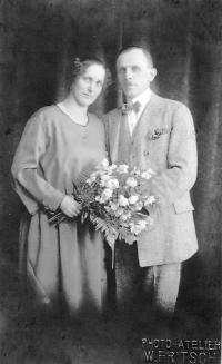 Godmother, foster mother and aunt of the witness with her husband, probably in Chodov around 1925   