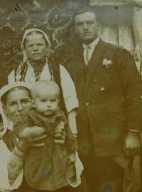 Parents Evgenia and Vasilis Popovski with the witness´aunt and cousin 