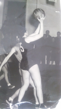 Anna Mandelíková playing in a basketball league