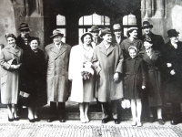 Svatební fotografie Miloně a Daniely Pohořelých (okolo přátelé a rodina), Praha - Týnský chrám, 1958