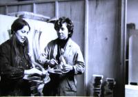 Helena s Jaroslavou Krejčovou při práci v továrně na umělecký nábytek, Florencie, 1969-70