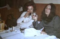 První léta v Itálii, Helena (vlevo) se souputnicí Jaroslavou Krejčovou (vpravo), Florencie, 1969-70