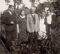 Rodinná fotografie, zleva otec, Tereza Nájemníková (teta), František Nájemník starší (děda), Anna Nájemníková (babička, otcova nevlastní matka), prateta Žofie Týfová (sestra otcovy vlastní matky Vilemíny), Libáň, 1. republika